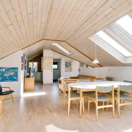 6 Person In Skibby-by Traum