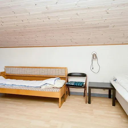 6 Person In Skibby-by Traum *