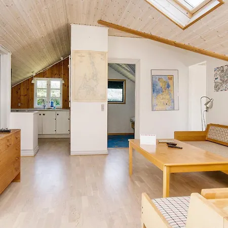 6 Person In Skibby-by Traum