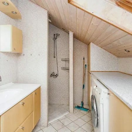 6 Person In Skibby-by Traum *